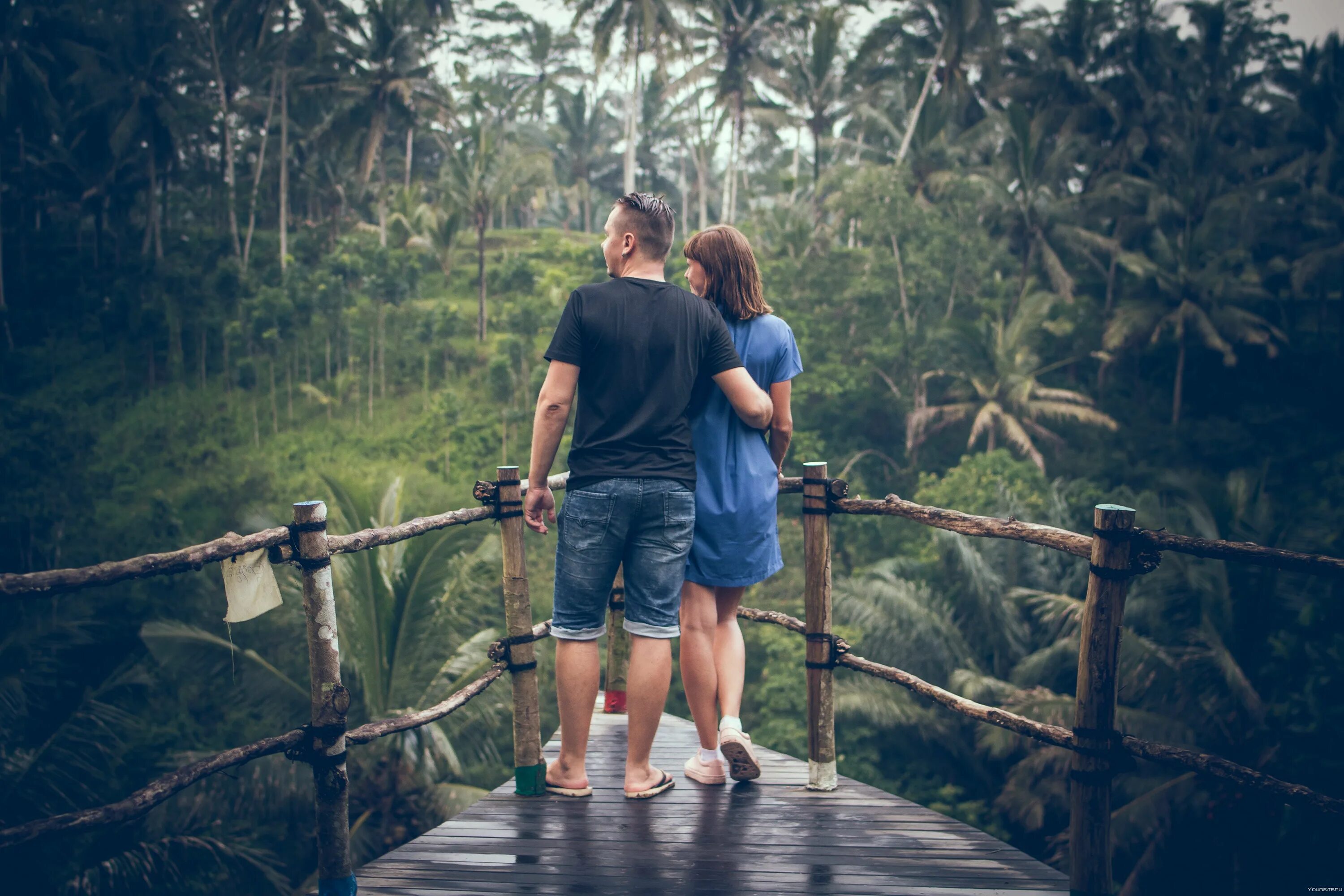 Four seasons ubud. Двое в джунглях. Двое в джунглях. Влюбленные на бали. Пара в джунглях.