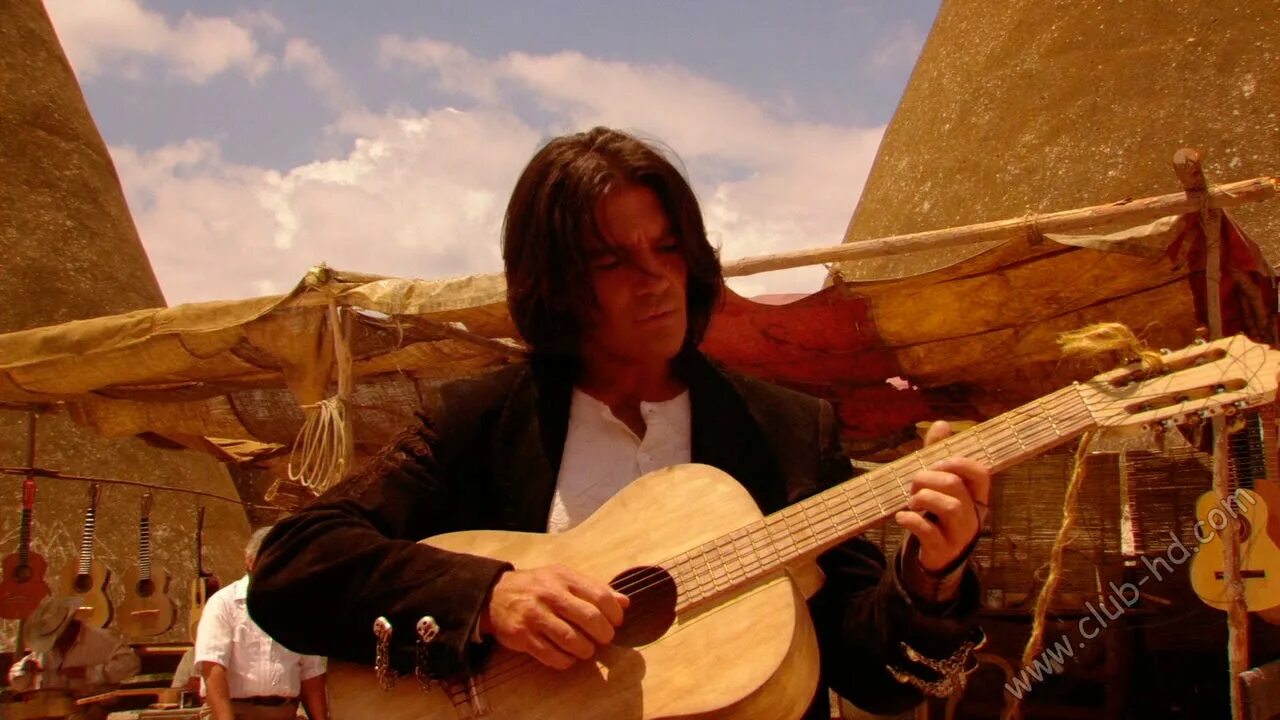 Бандерос антонио десперадо. Антонио бандерас отчаянный гитара. Десперадо бандерас на гитаре. Антонио бандерас с гитарой. Антонио бандерас отчаянный гитара.