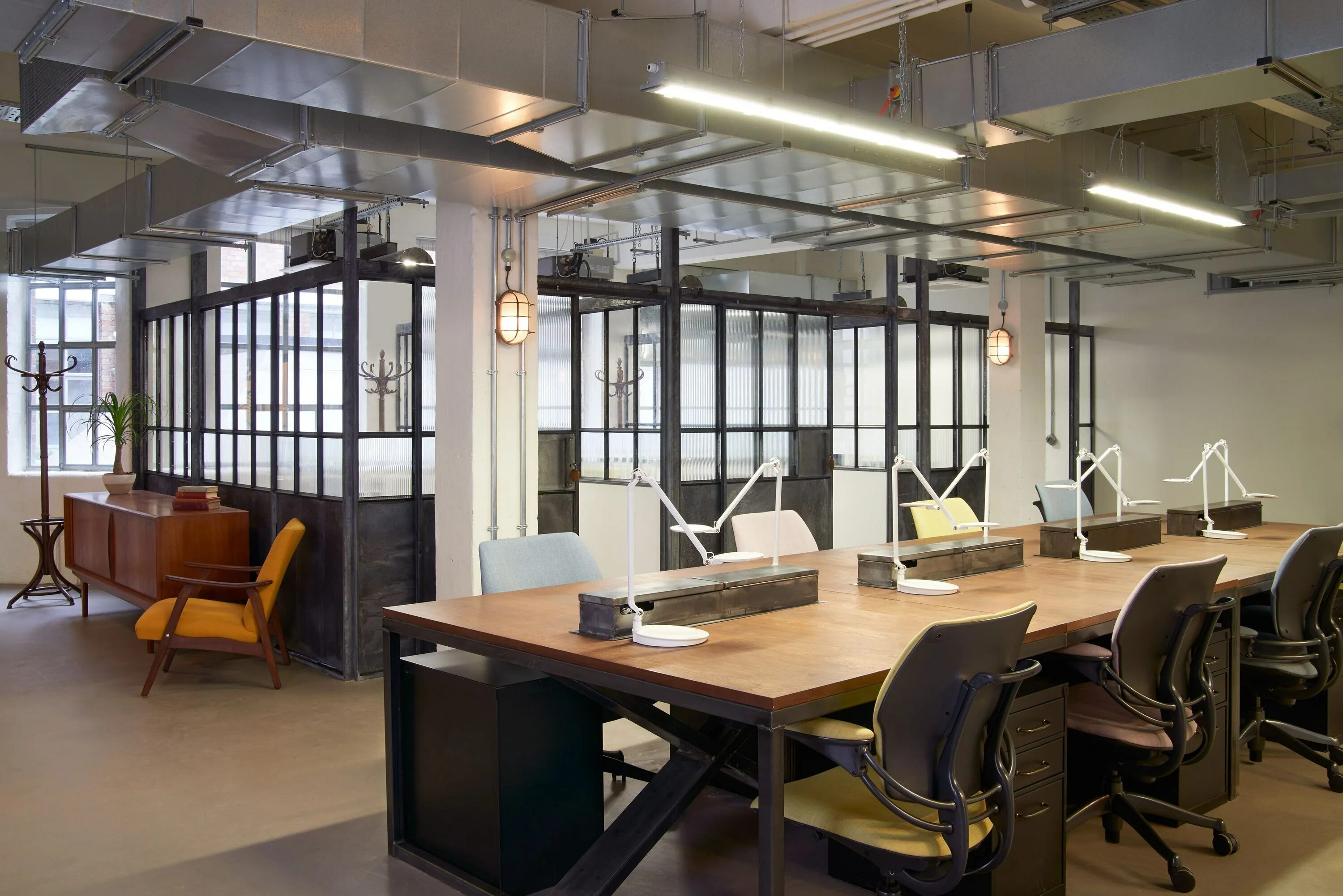 Интерьер офисной помещений индустриал стиль. The офис. Современный офис. Офис в Индустриальном стиле.