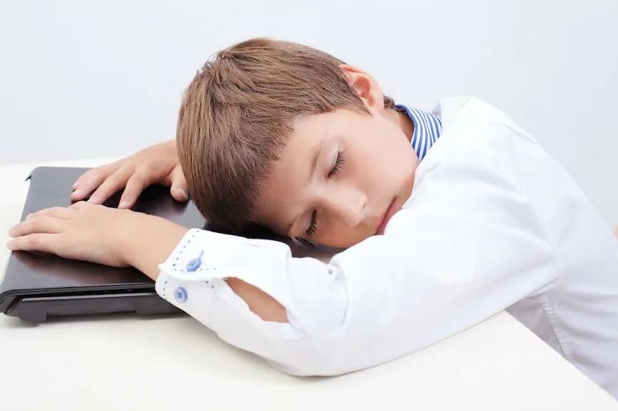 Мальчик с уставшим лицом. Tired boy фото. Мальчик лежит с планшетом от первого лица. Спящие мальчики 12 лет