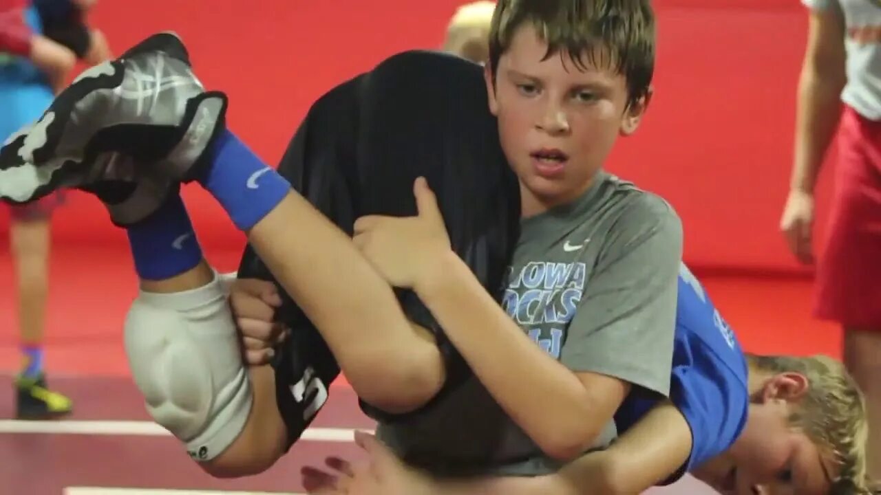 Fightingkids. Девчонки на мальчишках борьба. девочка против мальчика jiu jitsu бойцовский клуб. смотреть фильм fightingkids онлайн.