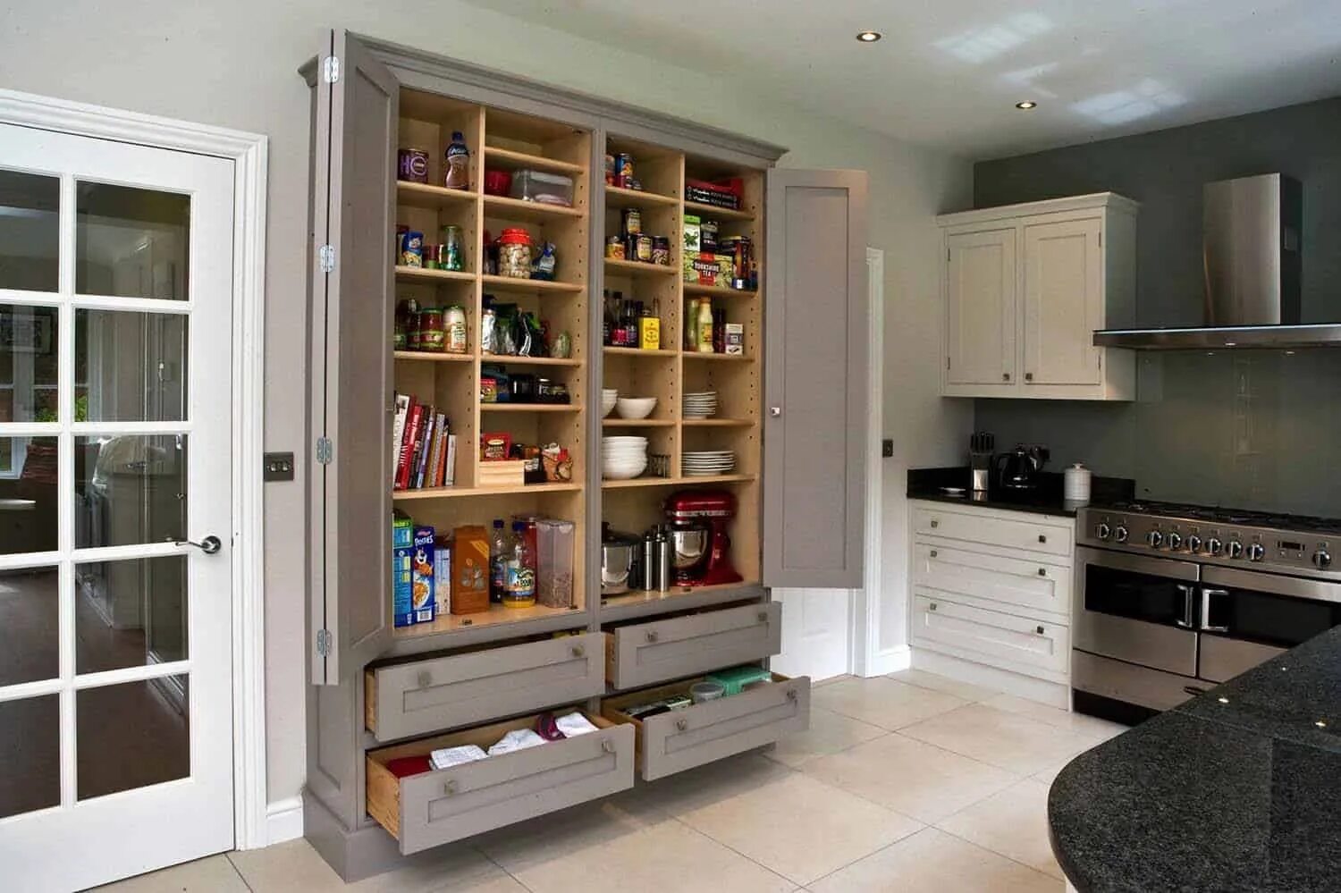 Шкаф для кухни фото. Шкаф на кухню. Неглубокий шкаф на кухню. Шкаф для посуды на кухню. Встроенный шкаф для посуды на кухне.