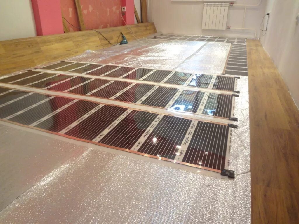 Водяной пол под осб. Инфракрасный тёплый пол под линолеум. Электрический теплый пол на деревянный. Деревянный пол с подогревом. Инфракрасный теплый пол монтаж.