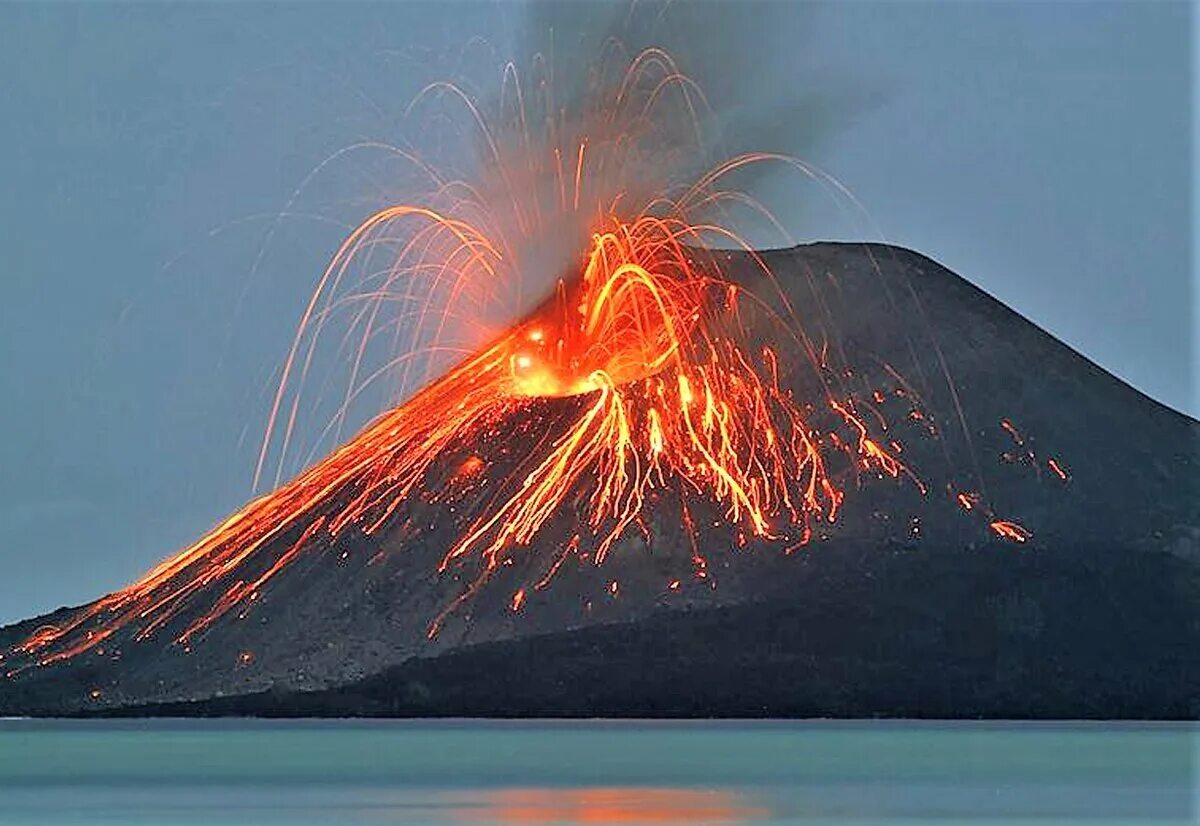 Вулканы италии stromboli. Новая зеландия вулкан белый остров. Кракатау действующий или потухший вулкан 2022. Какие вулканы на островах. Остров вулкано.