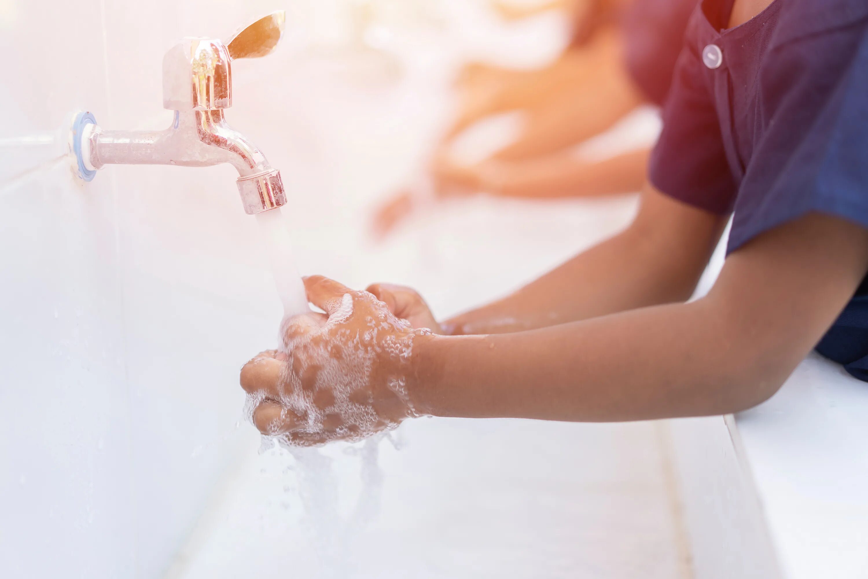 Гигиена рук. Мытье рук. Ребенок моет руки. Гигиена Эстетика.