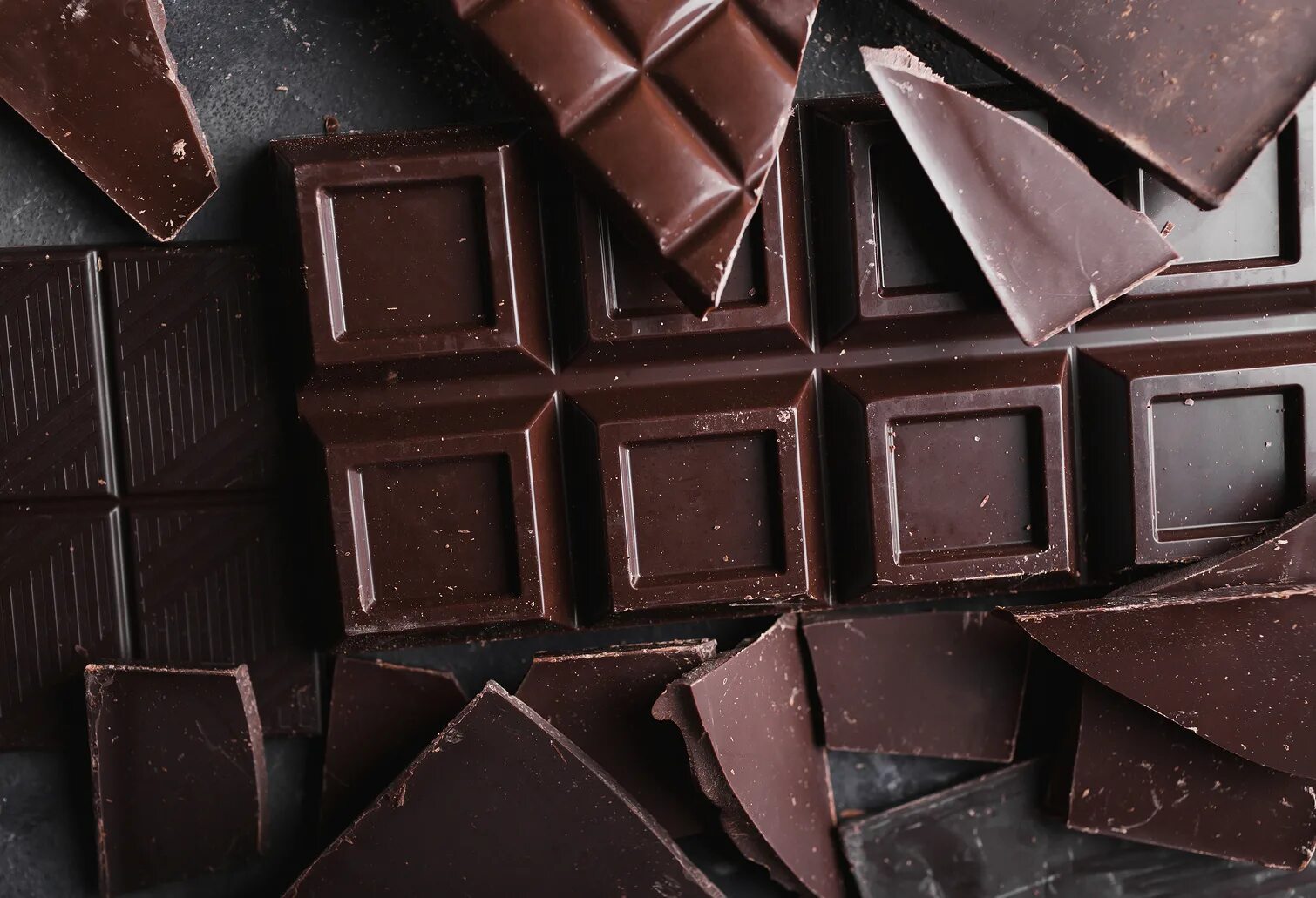 Темный шоколад фото. Шоколад Dark Chocolate. Шоколад дарк Горький. Долька шоколада. Шоколад сверху.