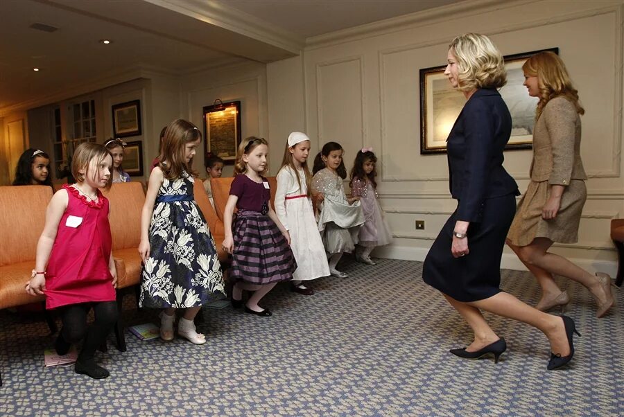 Реверанс. Как правильно делать реверанс. Как правильно делать реверанс. Реверанс кейт миддлтон. Книксен.