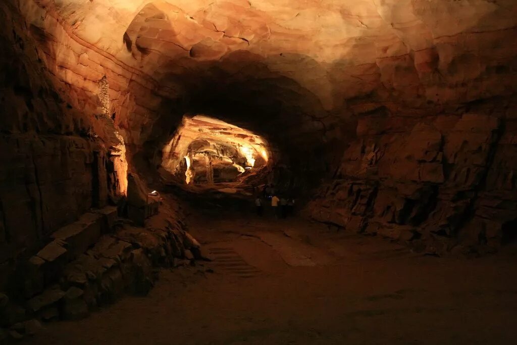 Затерянные в подземелье. Пещера внутри. Подземная пещера. Маленькие пещеры. Небольшая пещера.