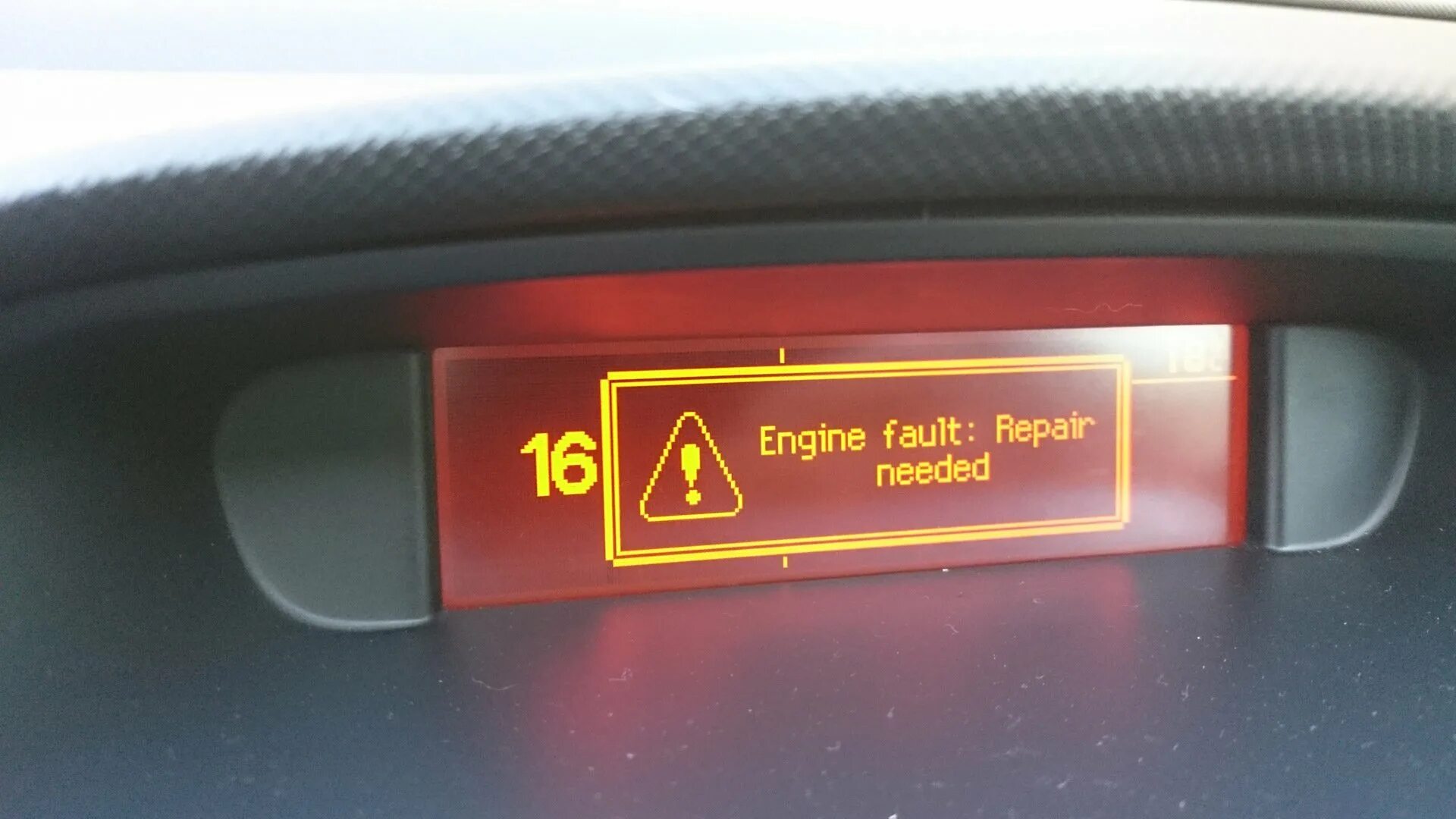 Engine fault на русском. Peugeot 308 engine fault. engine fault repair needed пежо 3008. выдвижной дисплей пежо 308. engine fault repair needed пежо 308.