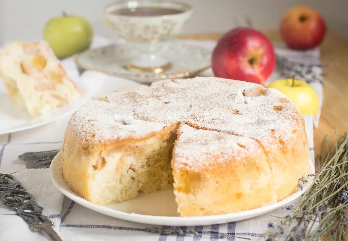 Шарлотка в мультиварке просто. Шарлотка на кефире с яблоками в духовке пышная. Яблочный пирог неженка. Творожная шарлотка.