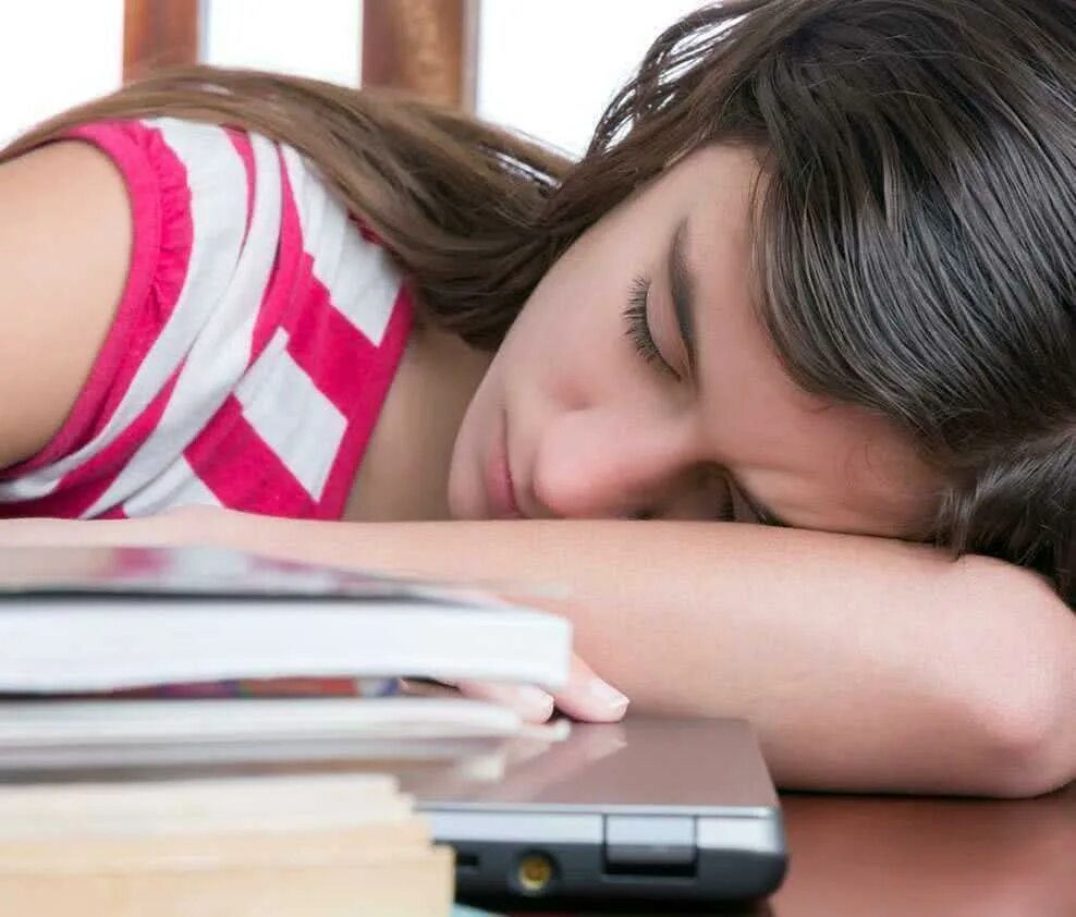 Сплю со студенткой. Девушки студенты спят фото. Утомленная девушка картинка. Картинки спящих студентов.
