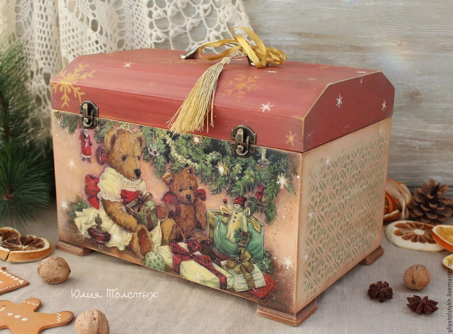 новогодний сундучок. рождественский ларец 2023. новогодние подарки. сундук с подарками на новый год. дизайн новогодней упаковки 1111111111.