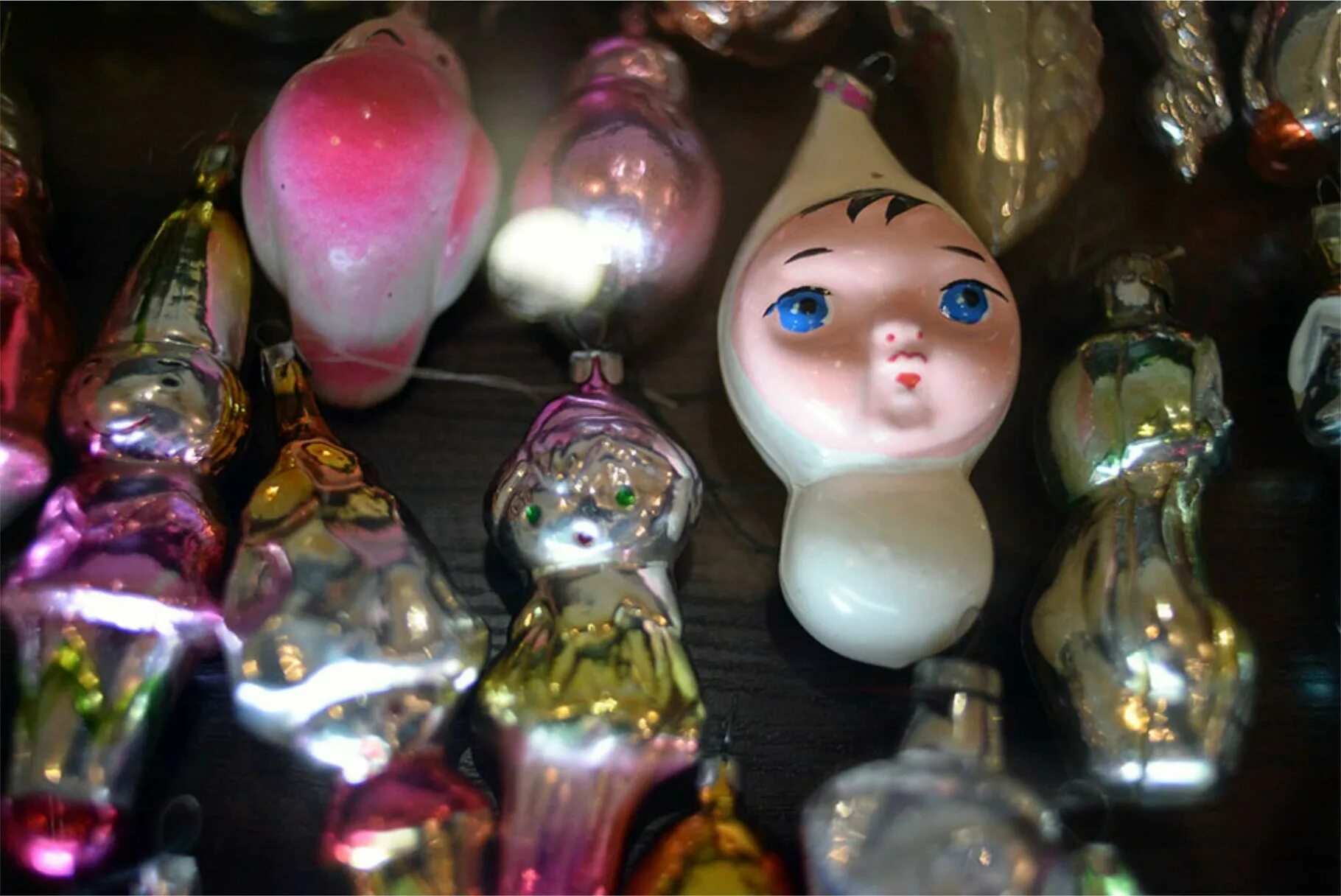 советские новогодние игрушки. елочная игрушка для презентации. пластиковые новогодние игрушки.