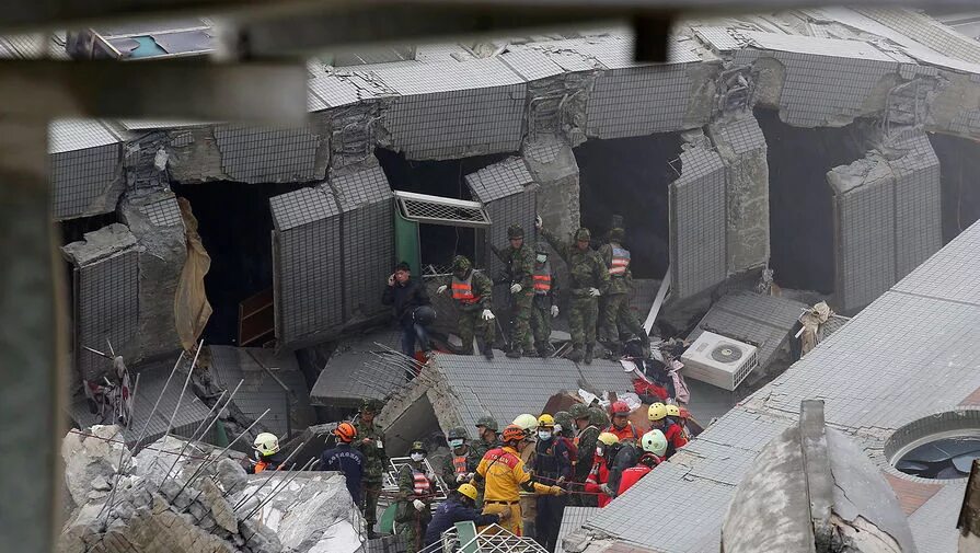 Последствия землетрясения на тайване. Землетрясение на Тайване. Разрушительное землетрясение, здания рушатся. Крупные землетрясения 1976 Китай.