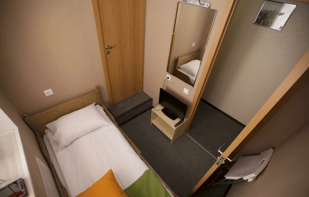 маленькие комнаты в гостинице. мален номер. маленький гостиничный номер. современный гостиничный номер. интерьер мини отеля.