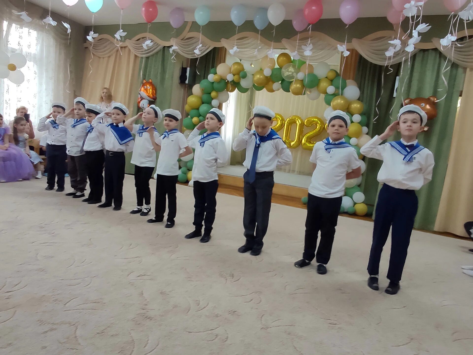Уплывает наш кораблик. Уплывает наш кораблик