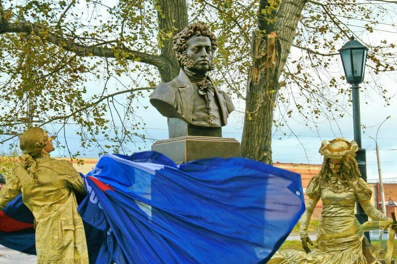 Праздник пушкина в парке. Парк пушкина сцена. Памятник пушкина в новосибирске. День пушкина в парке. День пушкина в парке.
