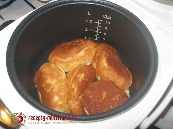 Мясо выпечка в мультиварке. Пирожки в мультиварке. пирожки в мультиварке на выпечка. пирог в мультиварке редмонд. печь в мультиварке пирожки.