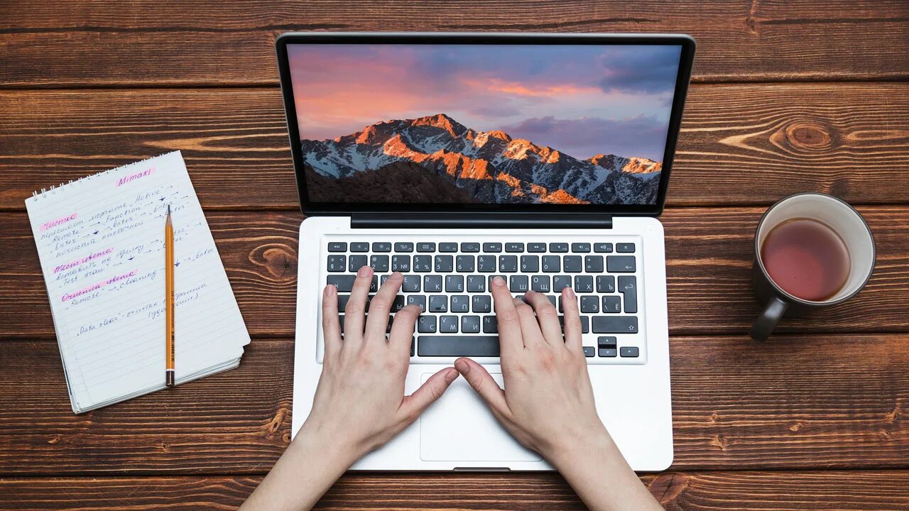 С чего начать блог. Стол для ноутбука. Ноутбук руки. Женские руки с ноутбуком. Ноутбук руки вид сверху.