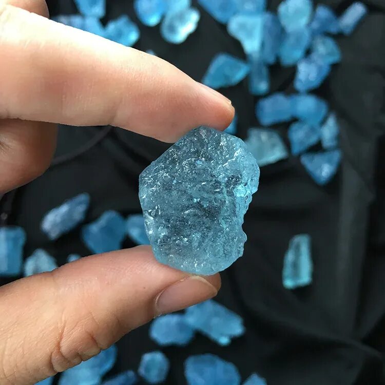 Ограненный берилл аквамарин. Аквамарин самородок камень. Аквамарин зеленый камень. Аквамарин цвет камня. Кристалл аквамарина купить в москве.