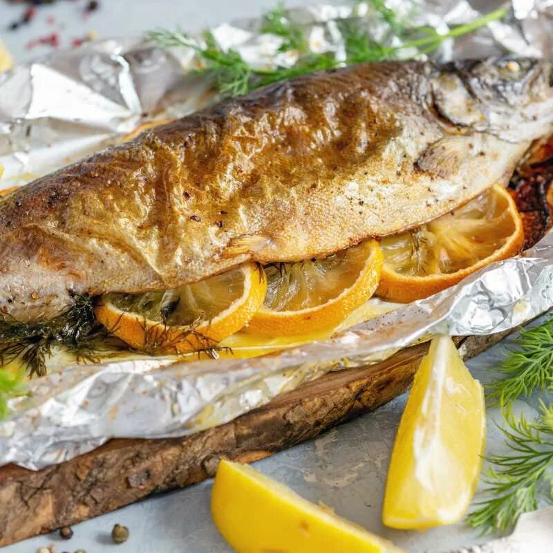 форель запеченная в фольге. сибас на углях в фольге. сельдь запеченная в фольге. скумбрия на гриле. сельдь запеченная в фольге.
