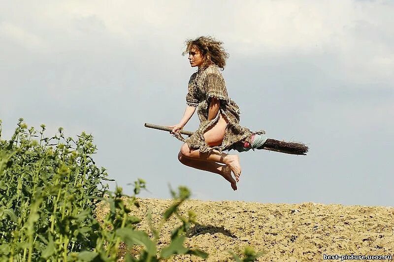 Пугало на метле в столбе. Полет на метле. Женщина на метле. Женщина летает на метле. Баба на метле.