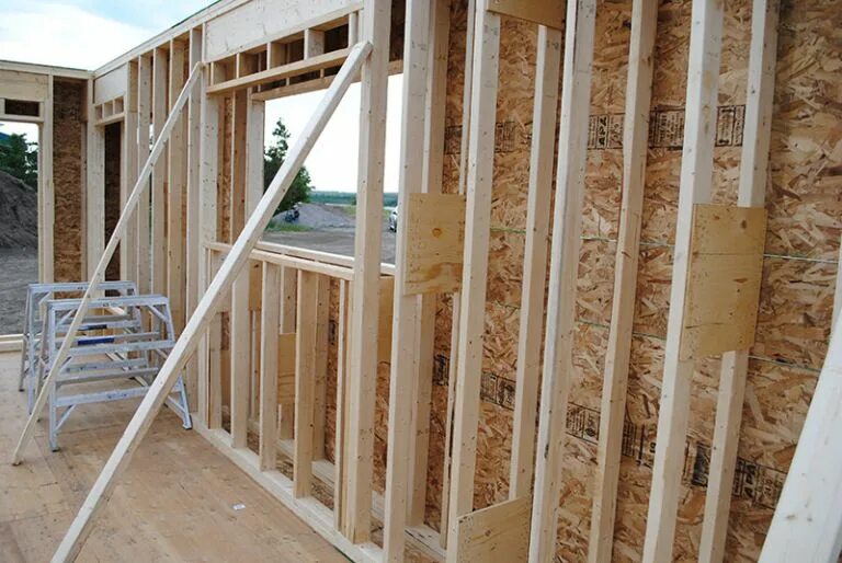 Каркасный дом двойной каркас. Каркасный дом из доски 50х100. Каркас со. Каркасник из строганной доски. Каркасный дом.