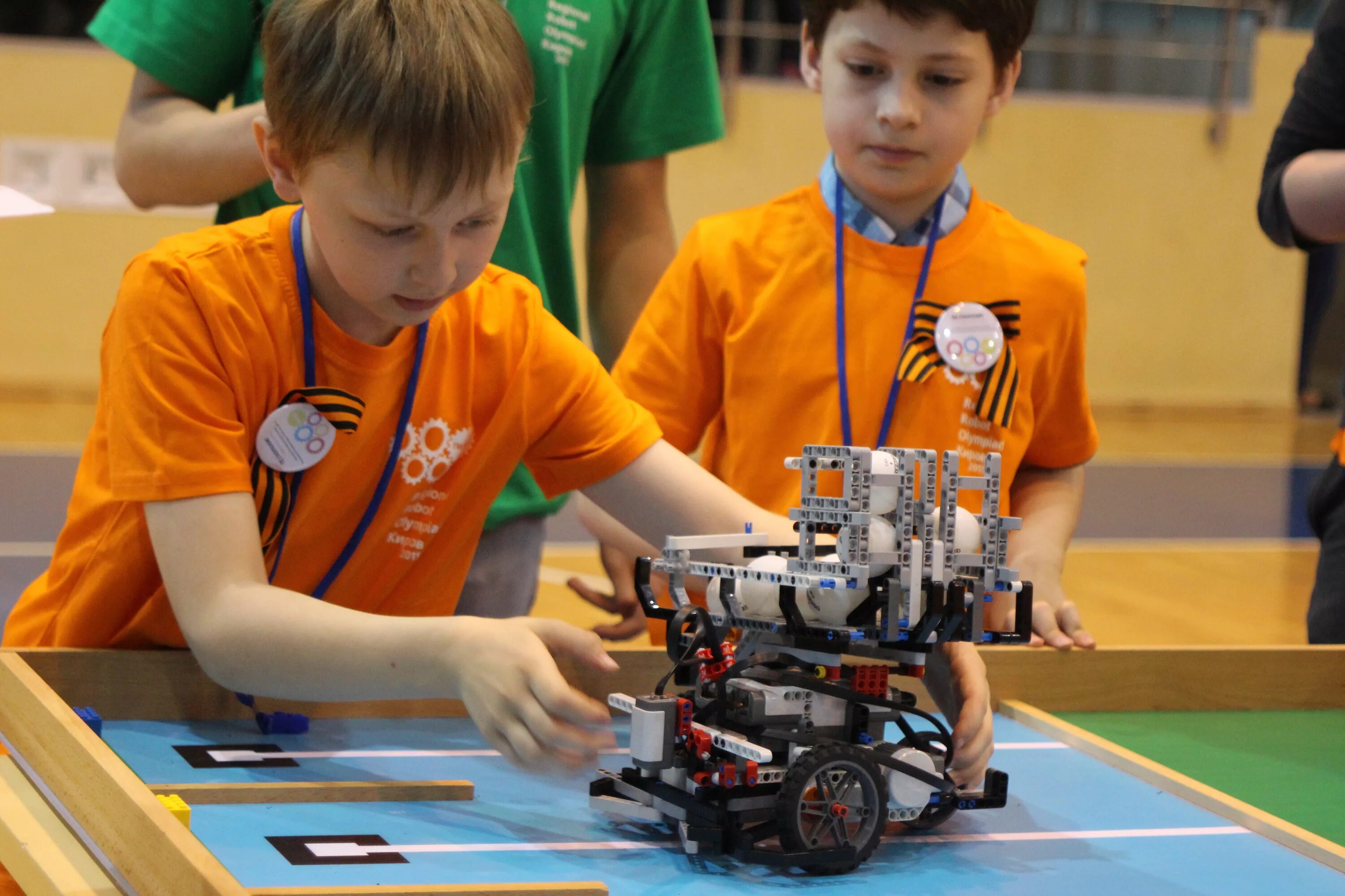 Юные робототехники. Робототехника в детском садуду. Соревнования по робототехнике. Турнир по робототехнике. Дети соревнования по робототехнике.
