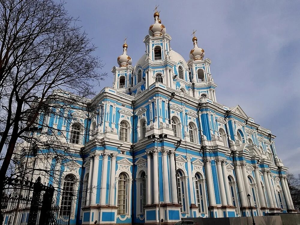Архитектор смольного собора в петербурге. Смольный собор растрелли. франческо бартоломео растрелли смольный собор. ансамбль смольного монастыря растрелли. растрелли архитектор смольный монастырь.