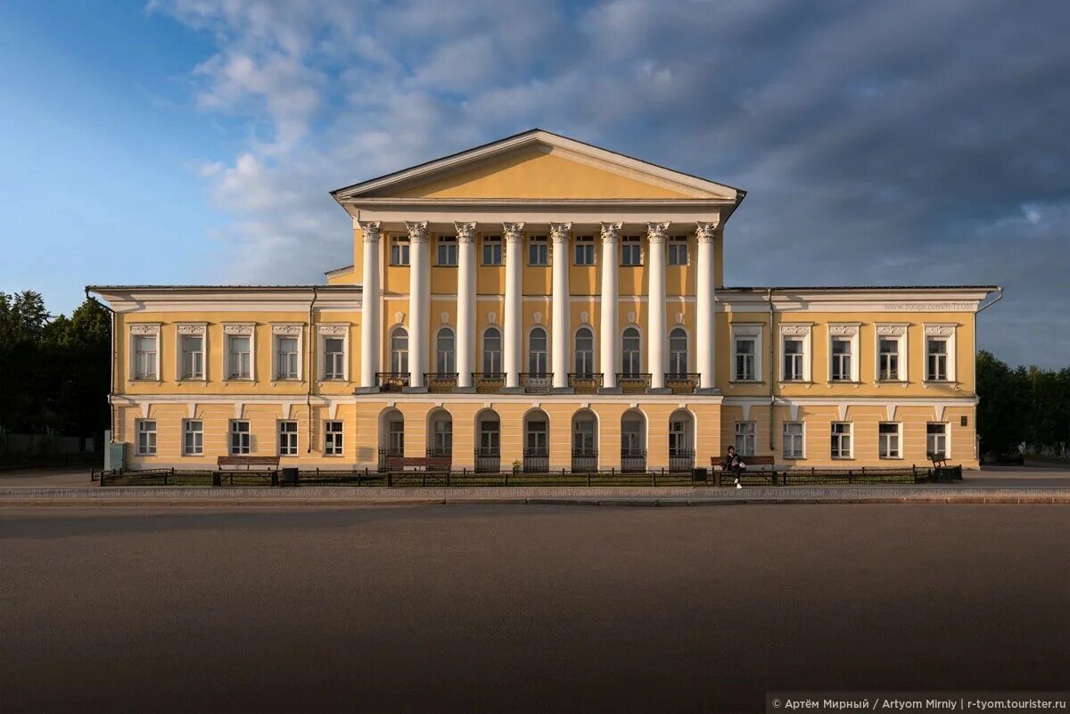 Классицизм низкие. Особняк Борщова Кострома. Дом Генерала Борщова в Костроме. Особняк сенатора Борщова. Дом Борщова Сусанинская площадь.