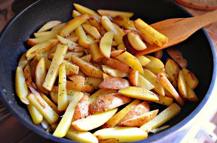 Окрошка с жареной картошкой. Жареная картошка на оливковом масле с красным перцем. Можно ли жарить картошку на оливковом масле.