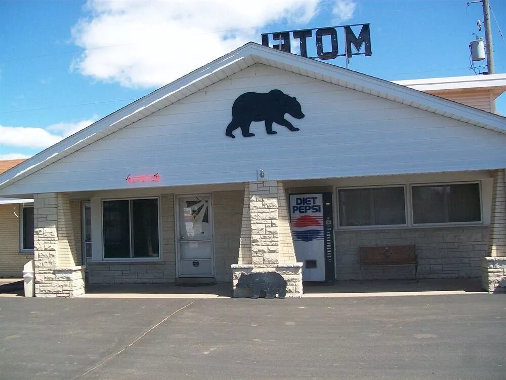 Bear town. Блэк Беар город США. Мотель Беар. Кэмерон США город. Motel Bear haven мягкая игрушка.