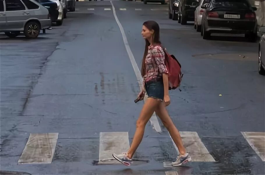 Если на улице 8 то идет. Девушка переходит дорогу. Девушка на переходе обернулась. Девушка переходит улицу. Девушка переходит дорогу фото.