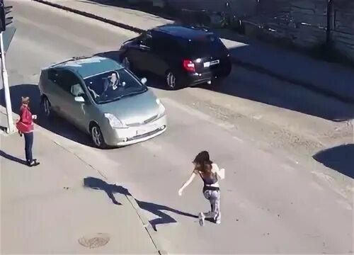 Две девочки выбежали