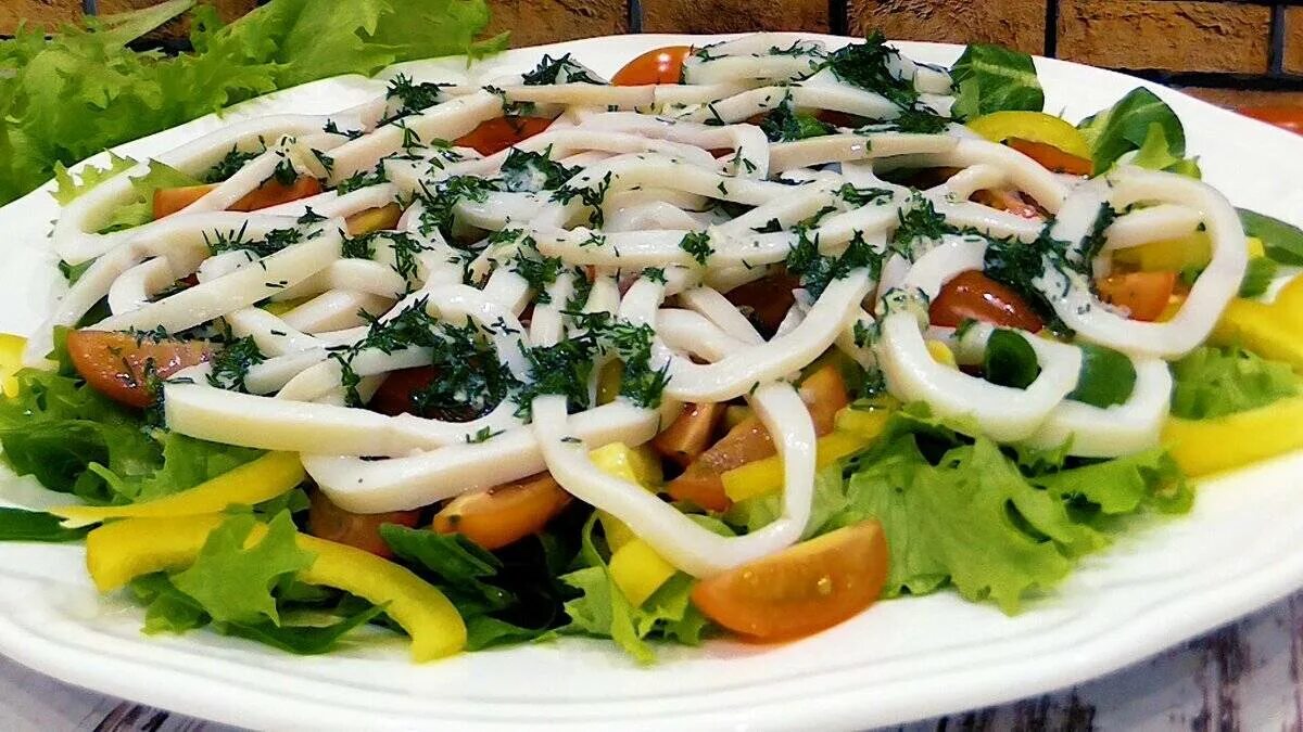 Салат с кальмарами. Салат с кальмарами и овощами. Овощной салат с кальмарами. Салат с кальмарами и свежими овощами. Салат с кальмаром рецепт простой пошаговый фото