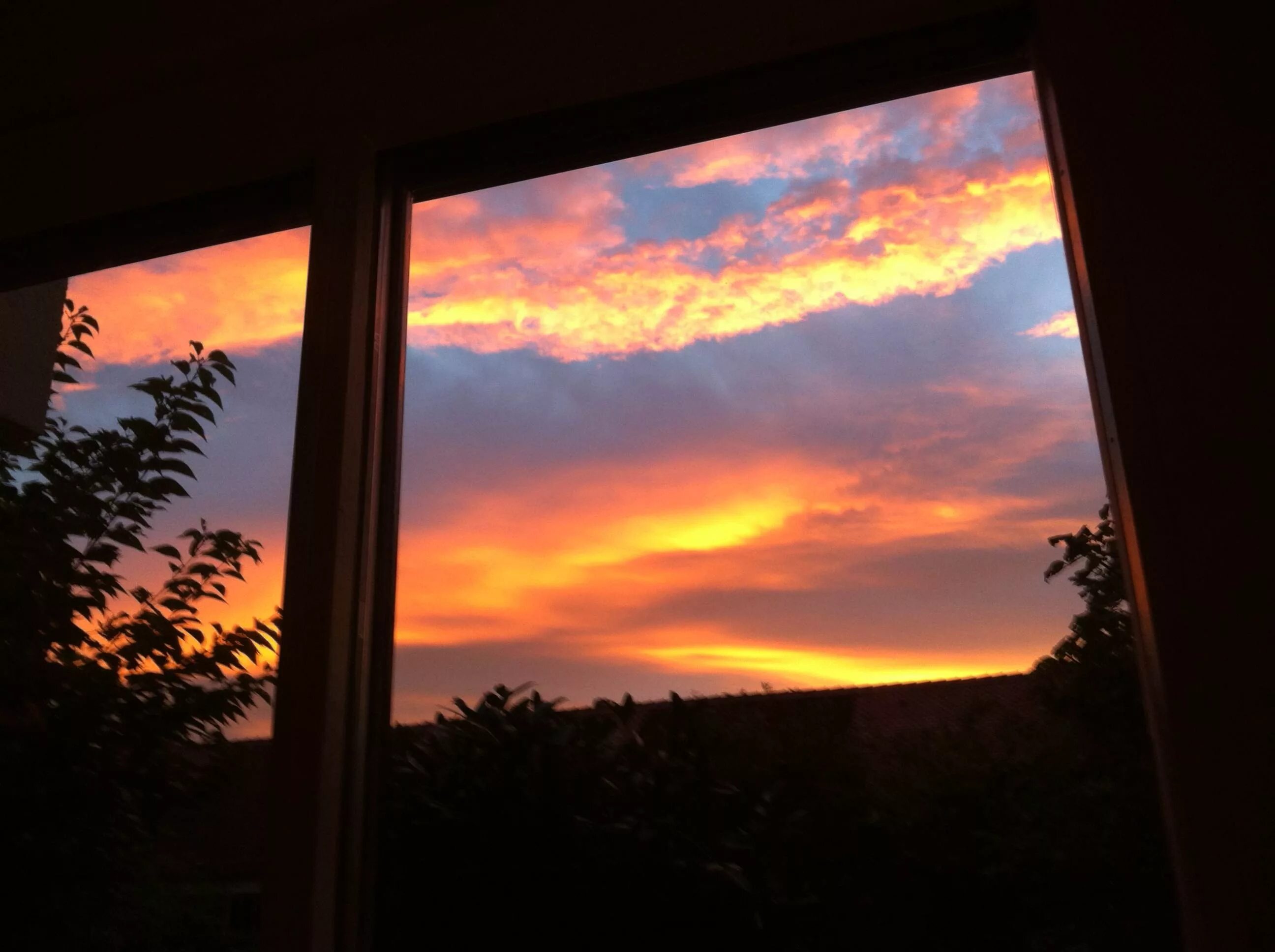 Закат в окне. Отражение заката в окнах. Рассвет в окне. Красивый закат в окне.