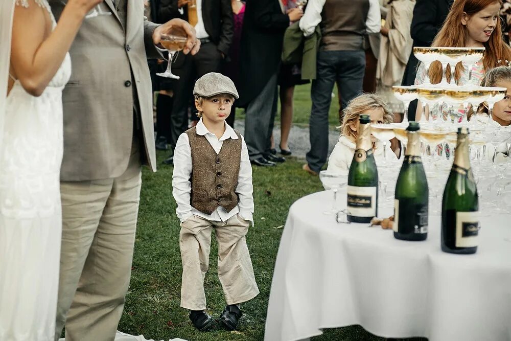 Расписаться в загсе. Невеста тащит в загс. Не хочу идти на свадьбу. Невеста ждет жениха. Загс прикол.