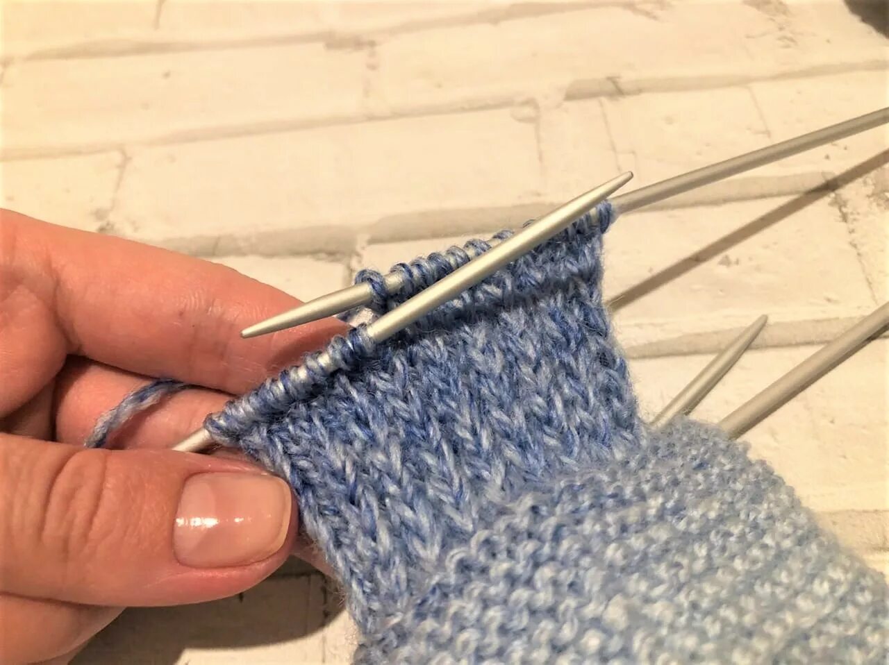 Вязаные носки пятка. Пятка укороченными рядами. Вязания пяток на носке спицами. Вязание пятки носков носков спицами. Вязание спицами носки пятка бумеранг.