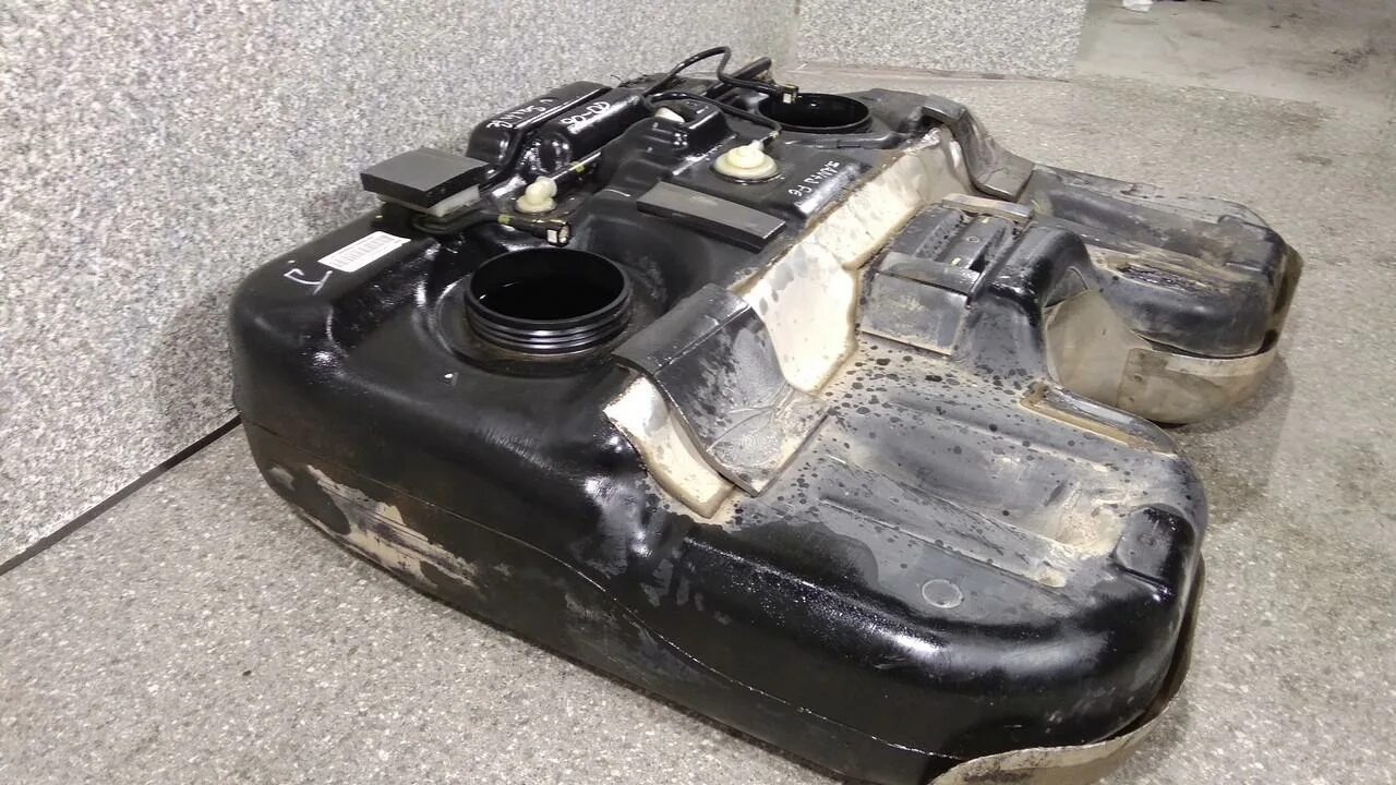 311502e100. Топливный бак хендай санта фе 2. Топливный бак hyundai santa fe. Бензобак santa fe 1. Санта фе 2 топливный бак.