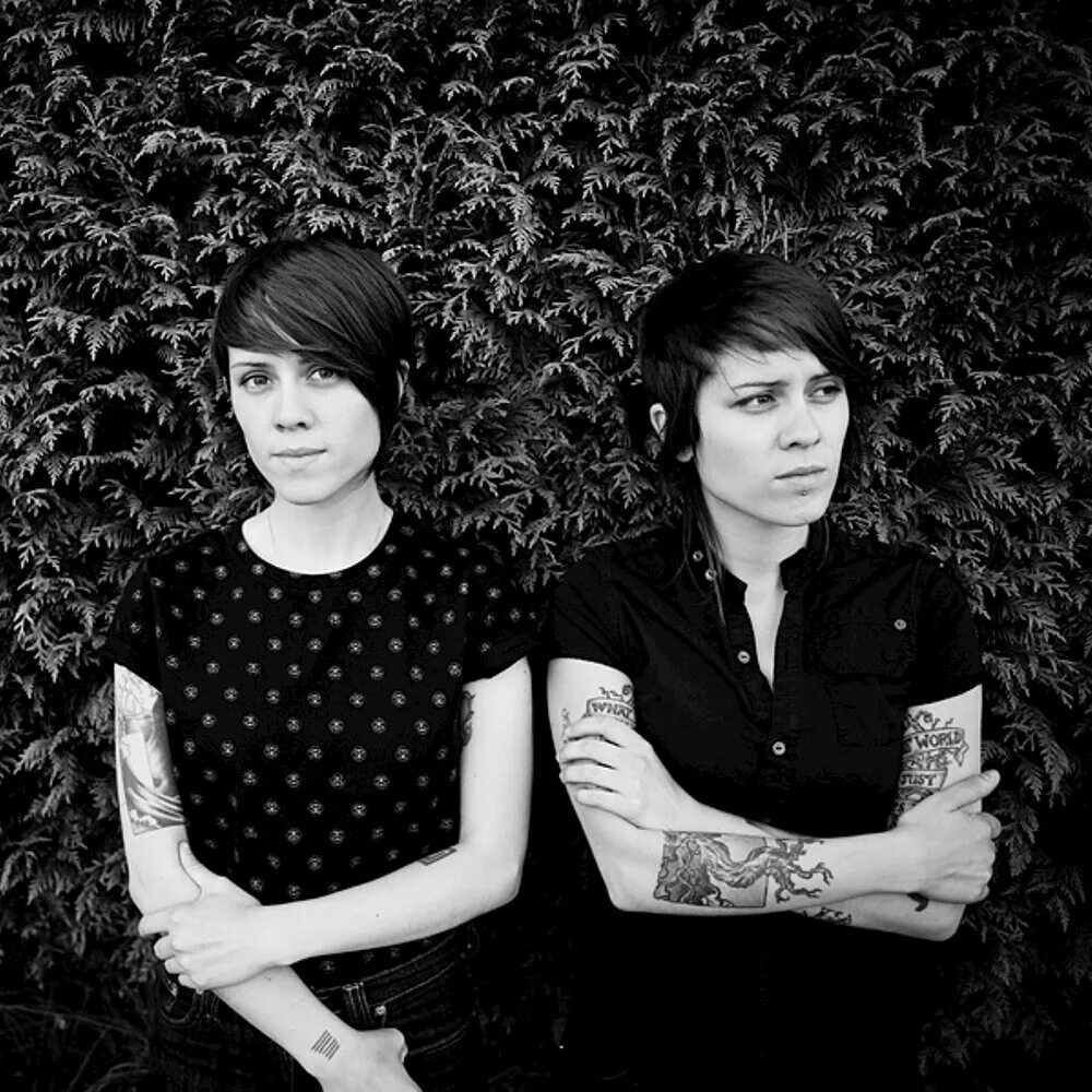 Him sarah and. Tegan and Sara. Группа Tegan and Sara. Tegan 2004. Tegan and Sara Tiesto.