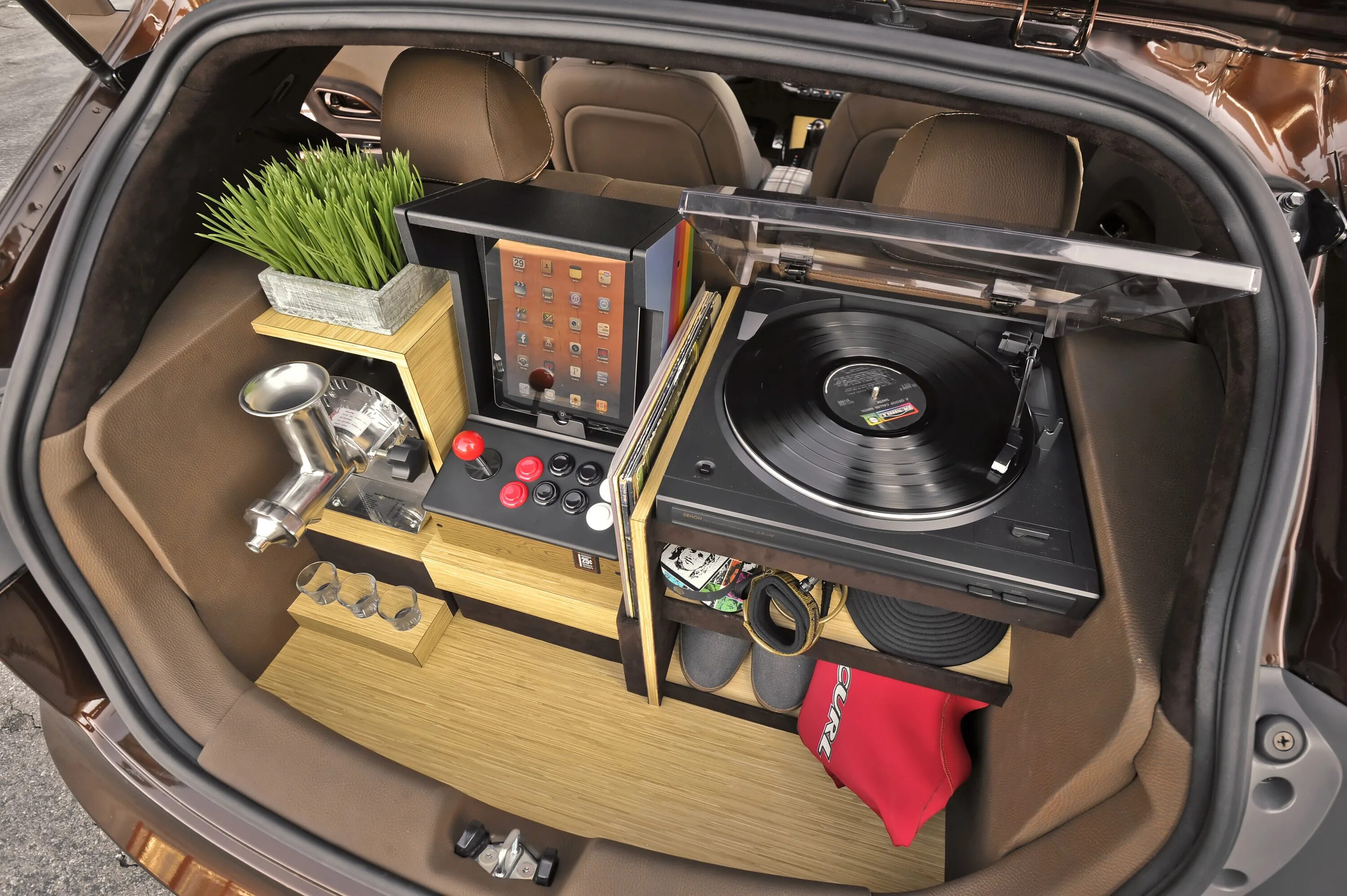 Музыка с помощью машины. Автозвук в багажнике. Аудиосистема в багажнике. Инсталляция Автозвука. Сабвуфер в багажнике.