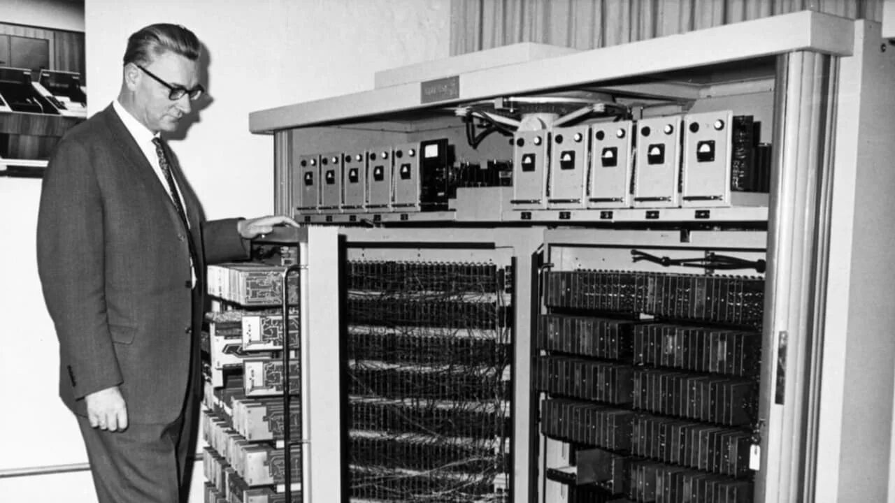 В каком году был разработан. Конрад Цузе и его машина. Конрад Цузе компьютер. 1941 Конрад Цузе первый компьютер. Инженер Конрад Цузе.