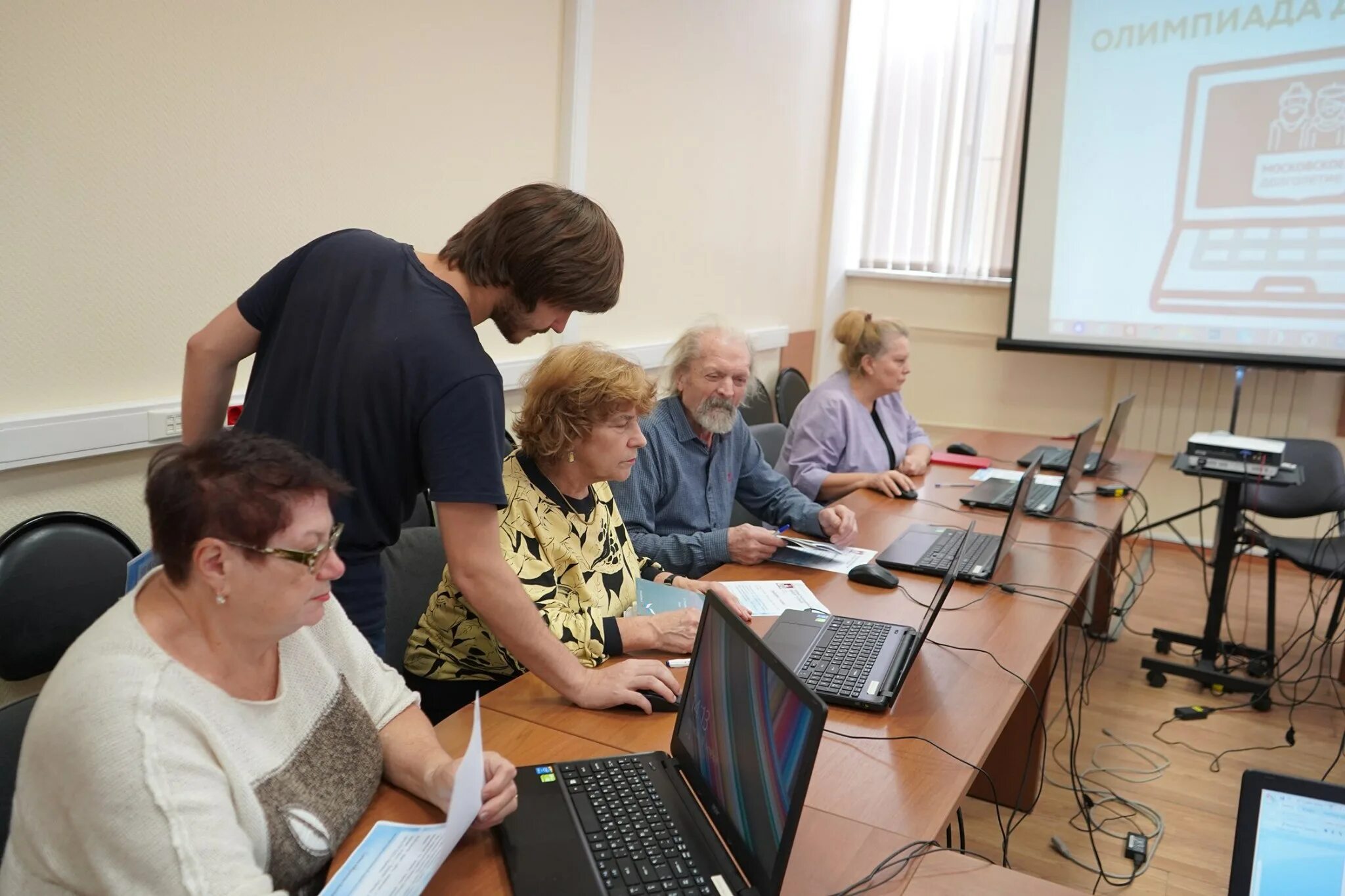 компьютерная грамотность для пенсионеров. компьютерные технологии в школе долголетия. московское долголетие обучение. московское долголетие обучение. занятость предпенсионеров.