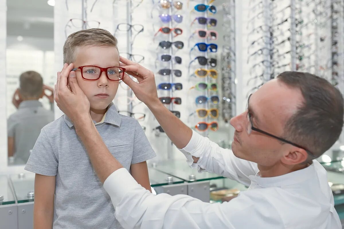 Дети в очках для зрения. Очки для детей для зрения. Оптика для детей. Испорченное зрение детей.