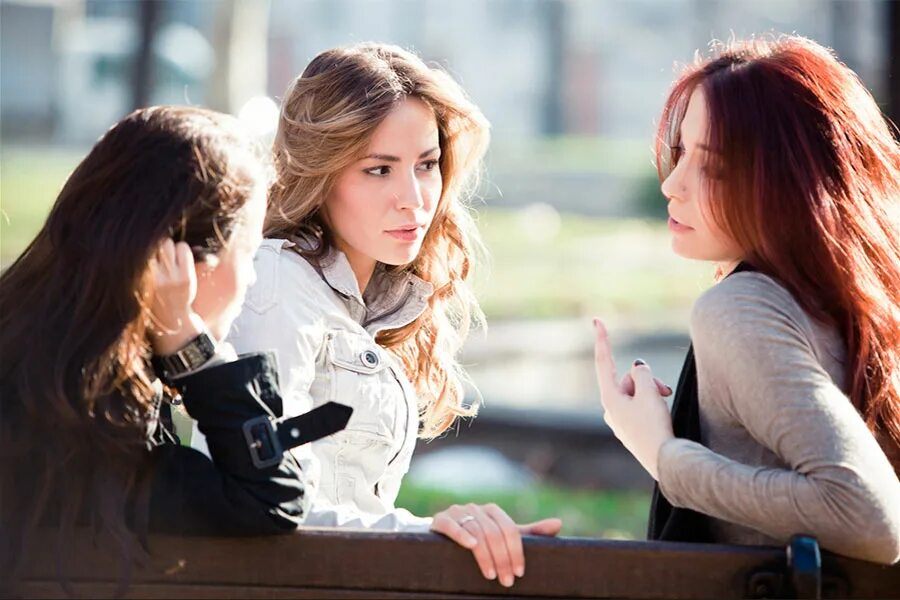 Дружба друзей слушать. Подруги обсуждают. Обсуждение подруг. Три девушки обсуждают. Три девушки общаются.