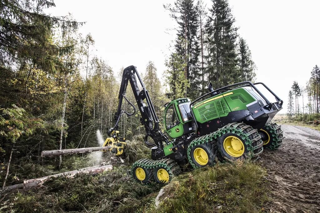 Форвардер обучение. Харвестер john deere. john deere 1270g 8w. john deere 1270 форвардер. харвестер jd 1270g.