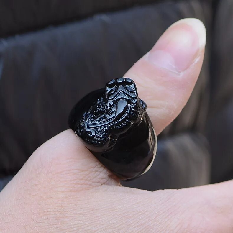 Обсидиан камень кольцо. Чёрный обсидиан камень. Кольцо с черным обсидианом. Обсидиан камень амулеты. Обсидиан мужчине