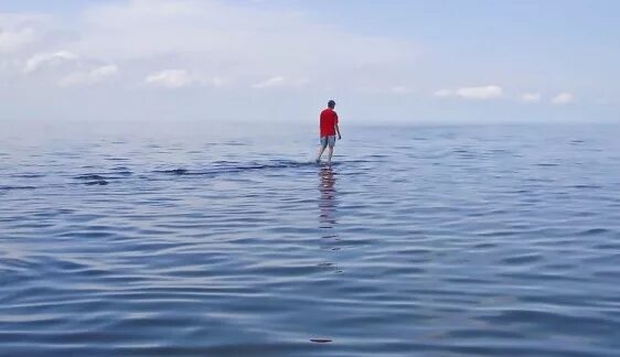 Можно ли ходить по воде. Хождение по воде фокус. аякк по воде. караулки по воде. остров ходите по воде.