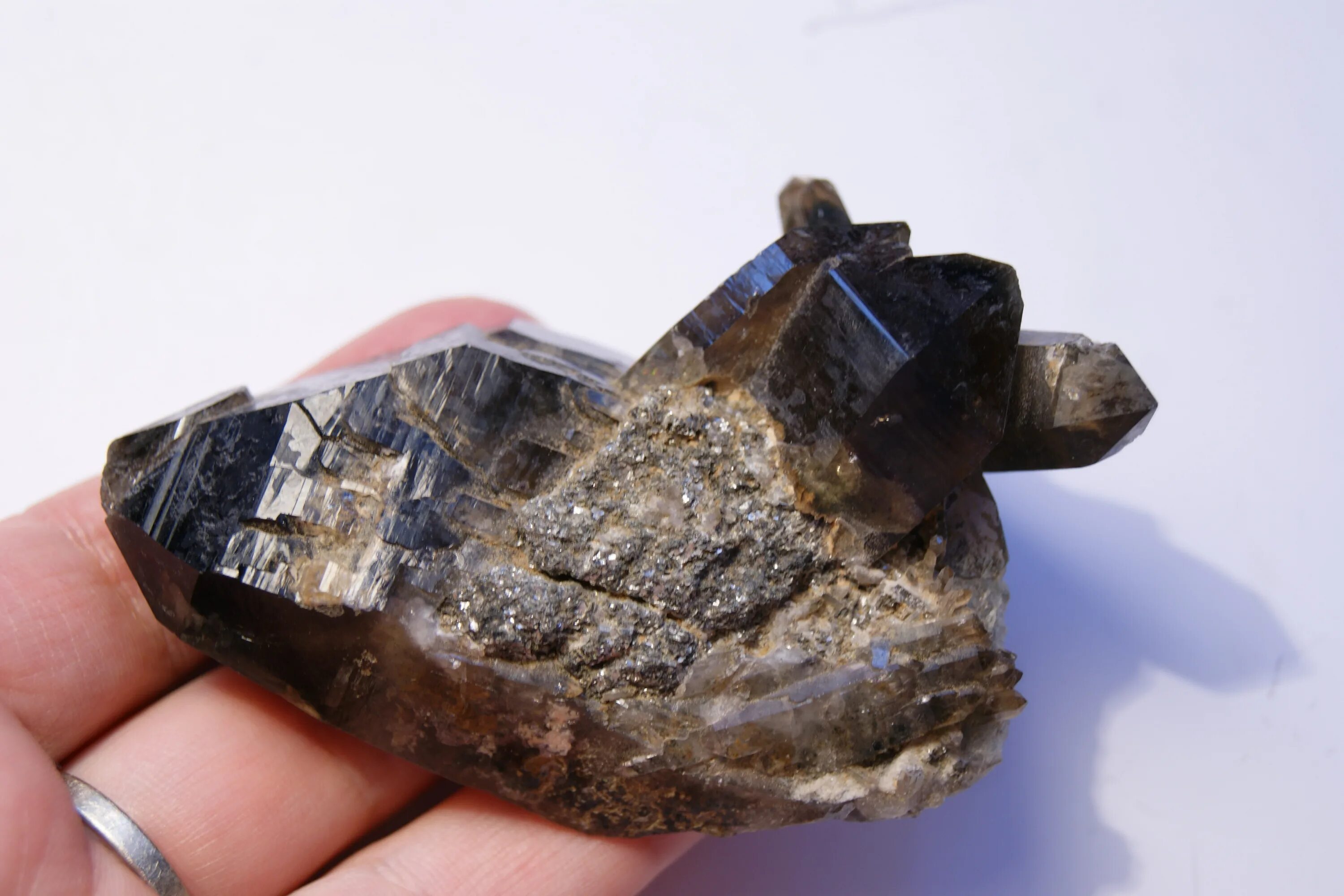 Раухтопаз дымчатый кварц кристалл. Дымчатый кварц на урале. Кристалл дымчатого кварца. Дымчатый кварц описание. Дымчатый кварц 1300 кг.