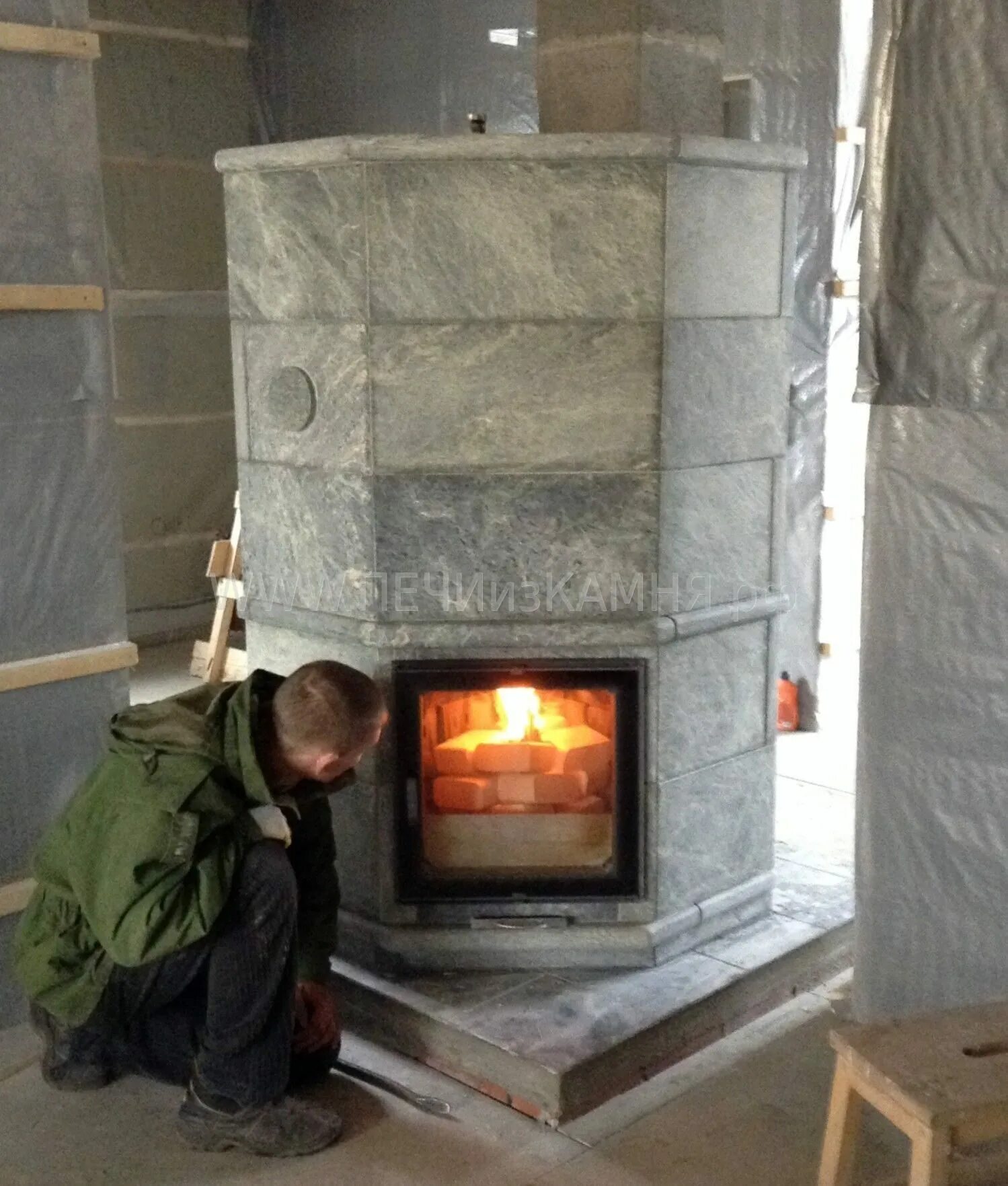 затапливать печь. растопка печи. затапливать печь. огонь в русской печи. дрова в топку.